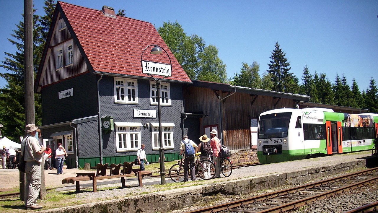 Bahnhof Rennsteig - Bahnhofsgebäude mit Zug und Fahrgästen