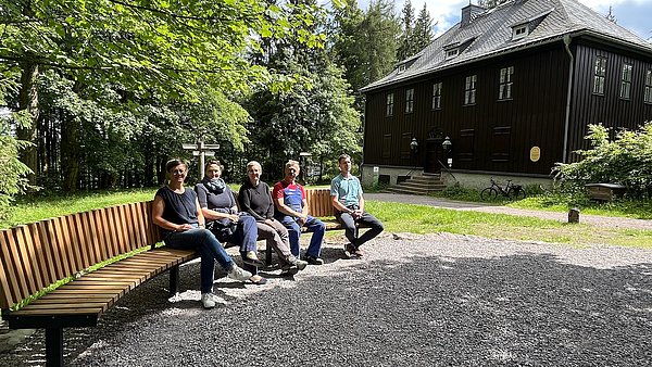 Am Goethehäuschen - Neue Bank mit Personen