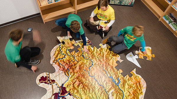 Kinder mit Puzzle des Biosphärenreservat