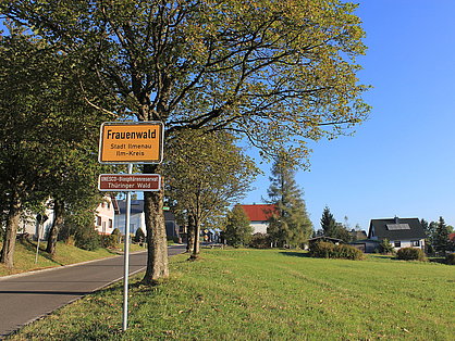 Ortseingang Frauenwald mit Ortsschild und Biosphärenreservatsschild
