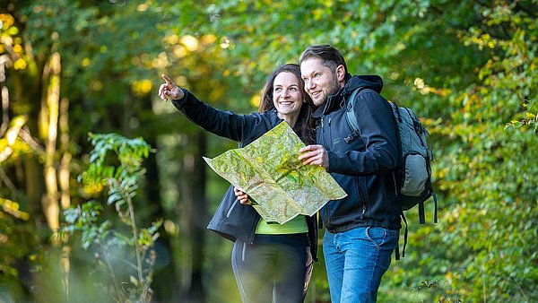 Ein Mann und eine Frau mit einer Wanderkarte