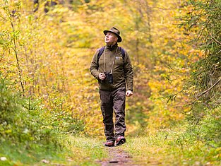 Ranger unterwegs im Herbstwald