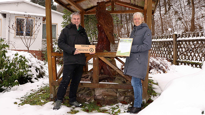 Jens Hertwig und Dagmar Weihrauch vom Schullandheim Geraberg freuen sich über die neue Partnerschaft. Foto: A. Mämpel