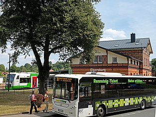 Bahnhof Elgerburg - Linienbus mit Werbung Rennsteigticket