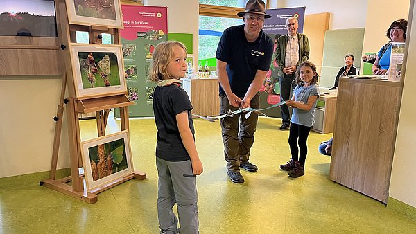 Band durchschneiden für Eröffnung Ausstellung, Kinder und Ranger