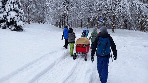 Gruppe macht Ausflug im Schnee