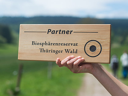 Schild mit Text Partner Biosphärenreservat Thüringer Wald