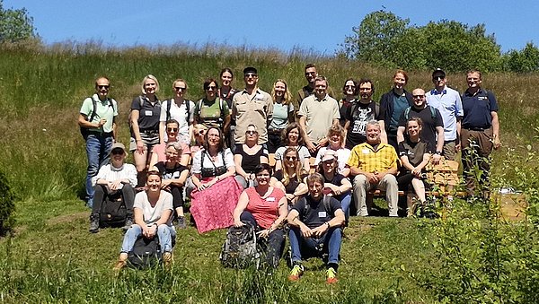 Eine Gruppe auf der Wiese