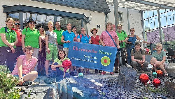 Gruppe mit Schild Ehrensache Natur