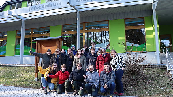 Gruppe junger Menschen vorm Infozentrum.