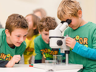 Junior-Ranger am Mikroskop