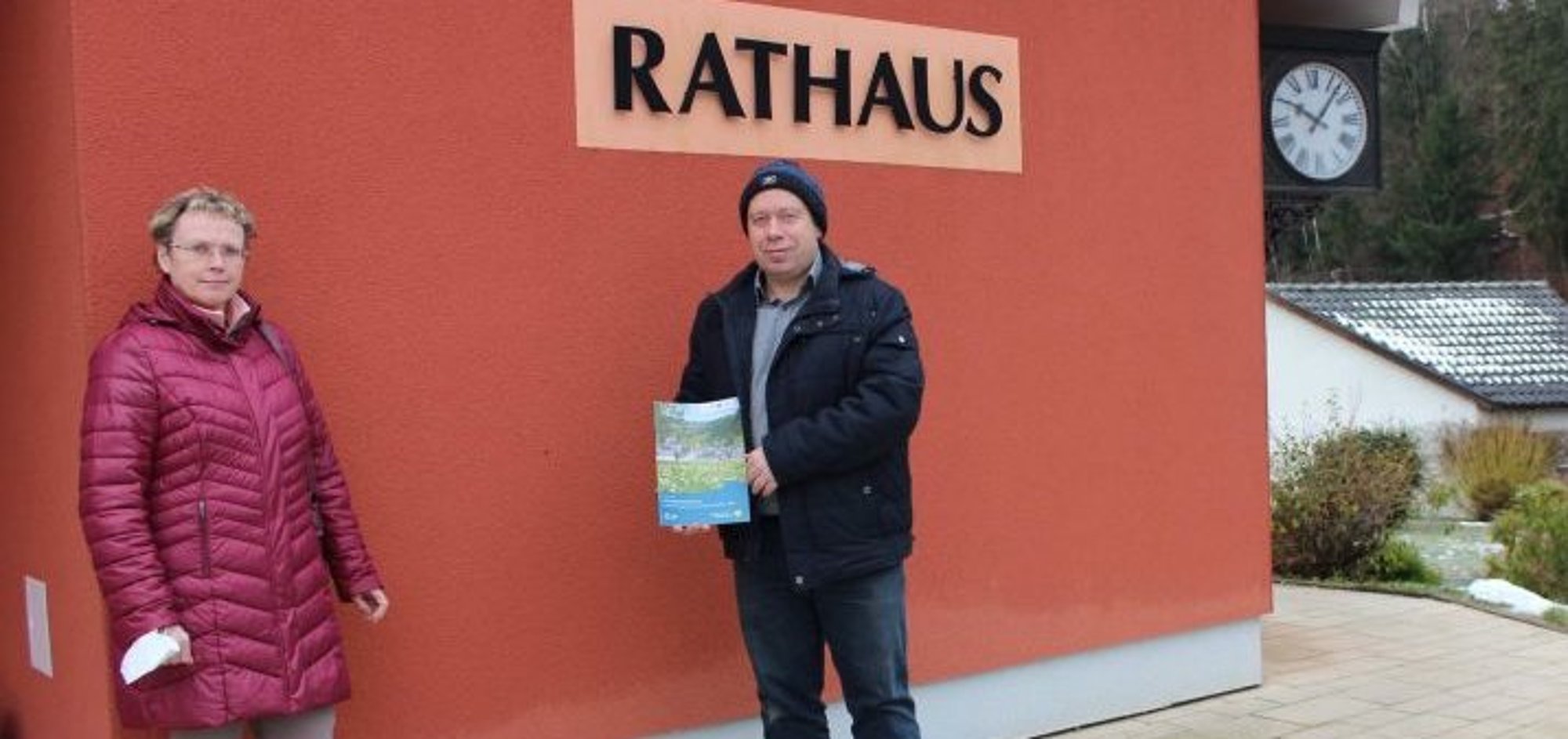 Dr. Elke Hellmuth und Heiko Schilling vor Rathaus